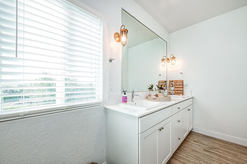 Image 13 of property listing at 920 Ponderosa Way W, Madera, CA 93636