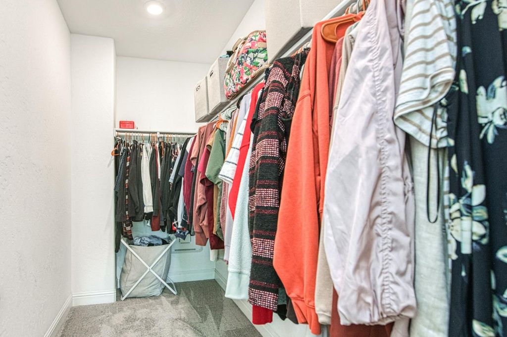 Image 14 of property listing at 920 Ponderosa Way W, Madera, CA 93636