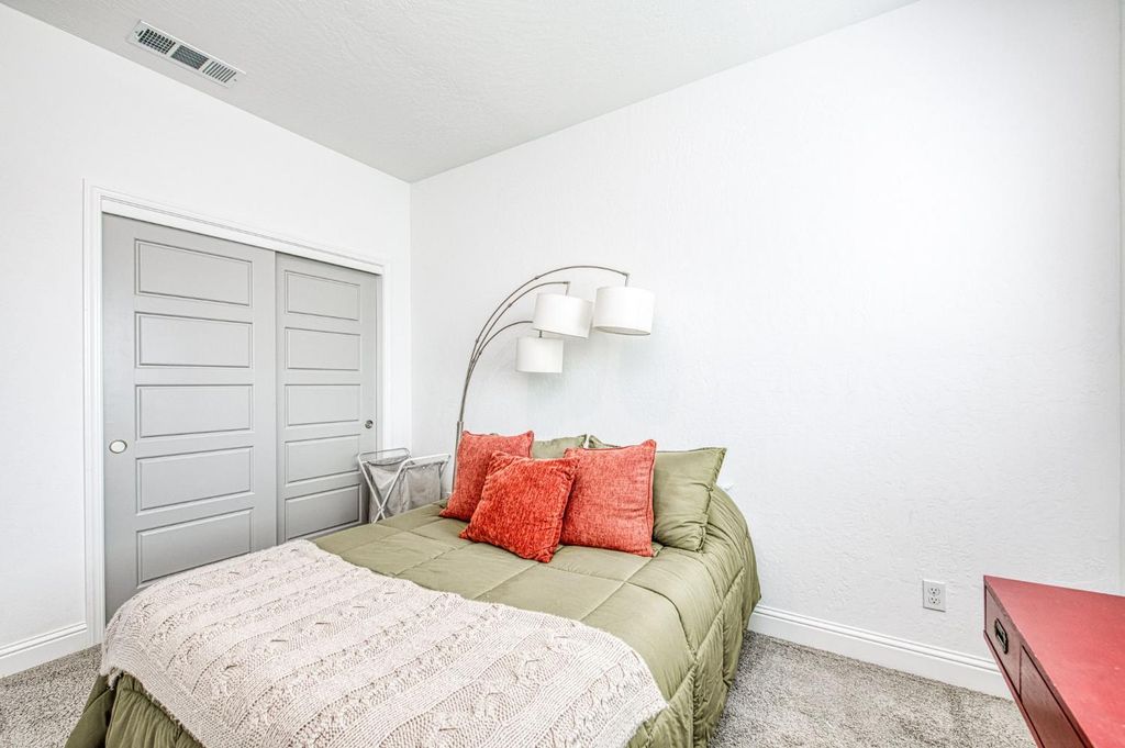 Image 16 of property listing at 920 Ponderosa Way W, Madera, CA 93636