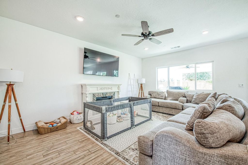 Image 17 of property listing at 920 Ponderosa Way W, Madera, CA 93636