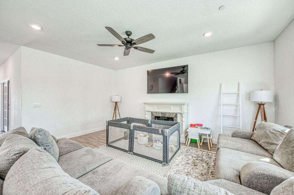 Image 18 of property listing at 920 Ponderosa Way W, Madera, CA 93636