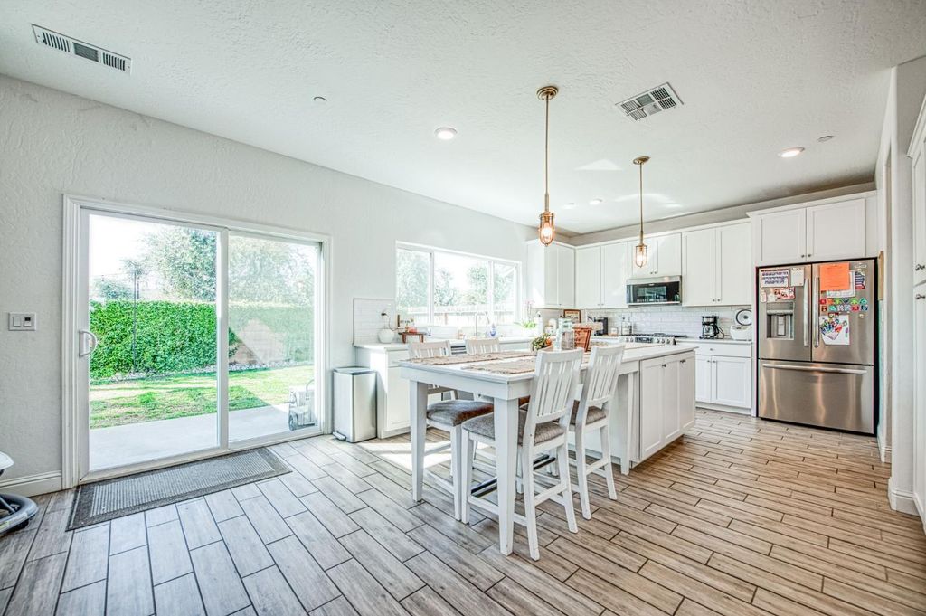 Image 21 of property listing at 920 Ponderosa Way W, Madera, CA 93636