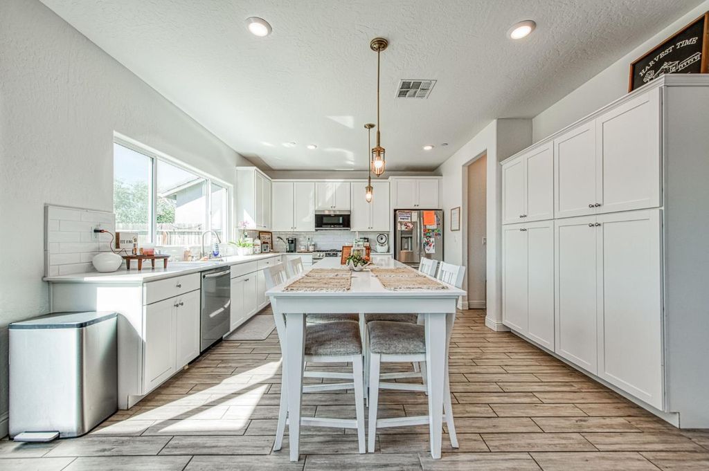 Image 22 of property listing at 920 Ponderosa Way W, Madera, CA 93636