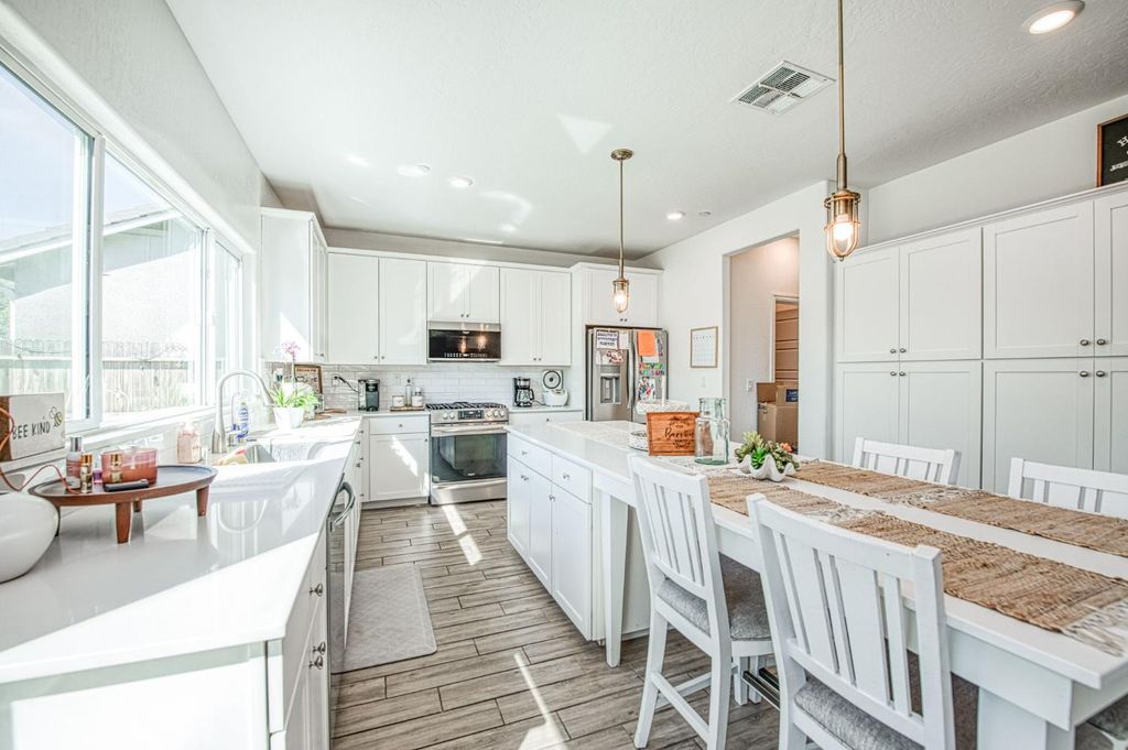 Image 23 of property listing at 920 Ponderosa Way W, Madera, CA 93636