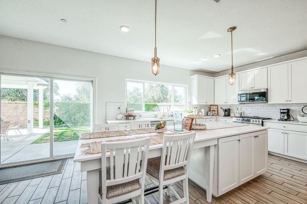 Image 24 of property listing at 920 Ponderosa Way W, Madera, CA 93636