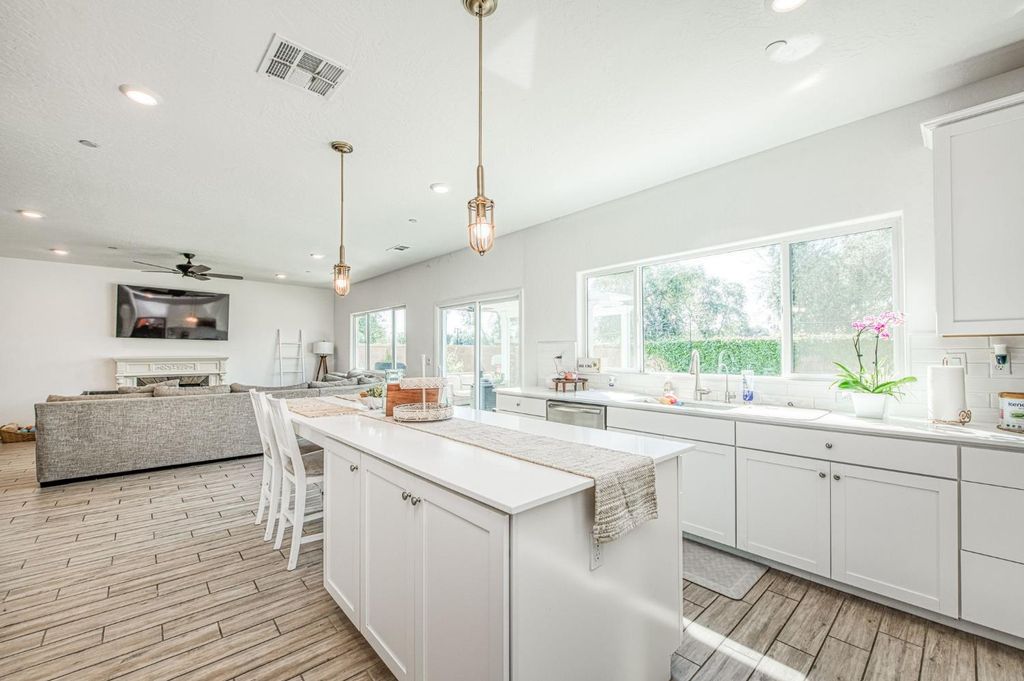 Image 27 of property listing at 920 Ponderosa Way W, Madera, CA 93636