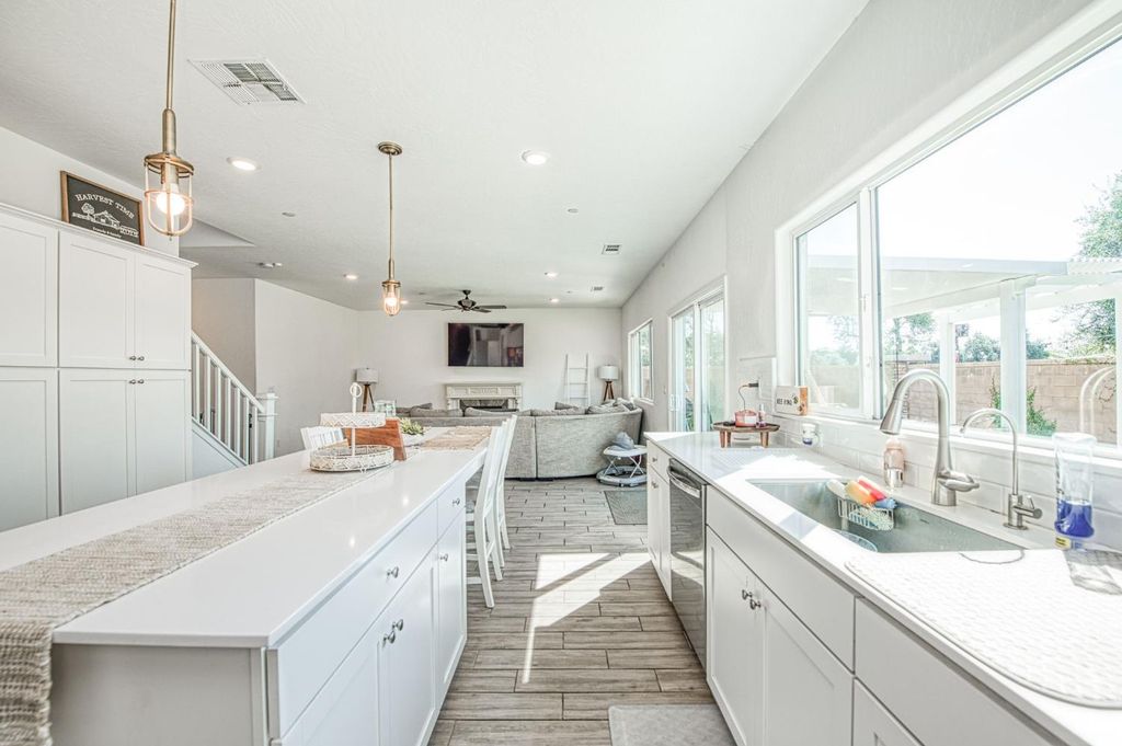 Image 28 of property listing at 920 Ponderosa Way W, Madera, CA 93636