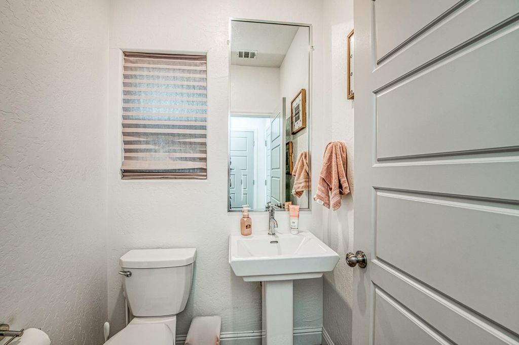 Image 29 of property listing at 920 Ponderosa Way W, Madera, CA 93636