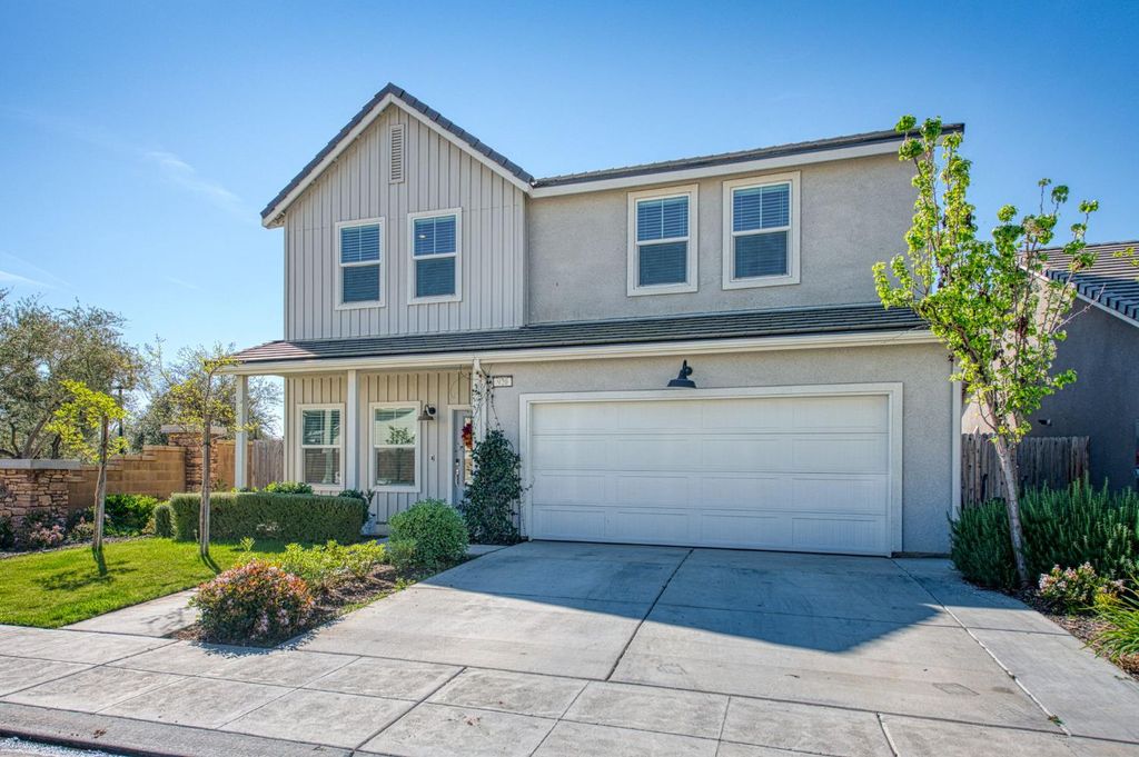 Image 3 of property listing at 920 Ponderosa Way W, Madera, CA 93636