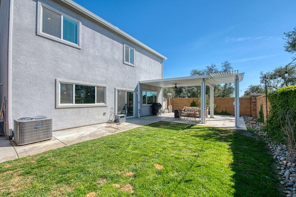 Image 35 of property listing at 920 Ponderosa Way W, Madera, CA 93636