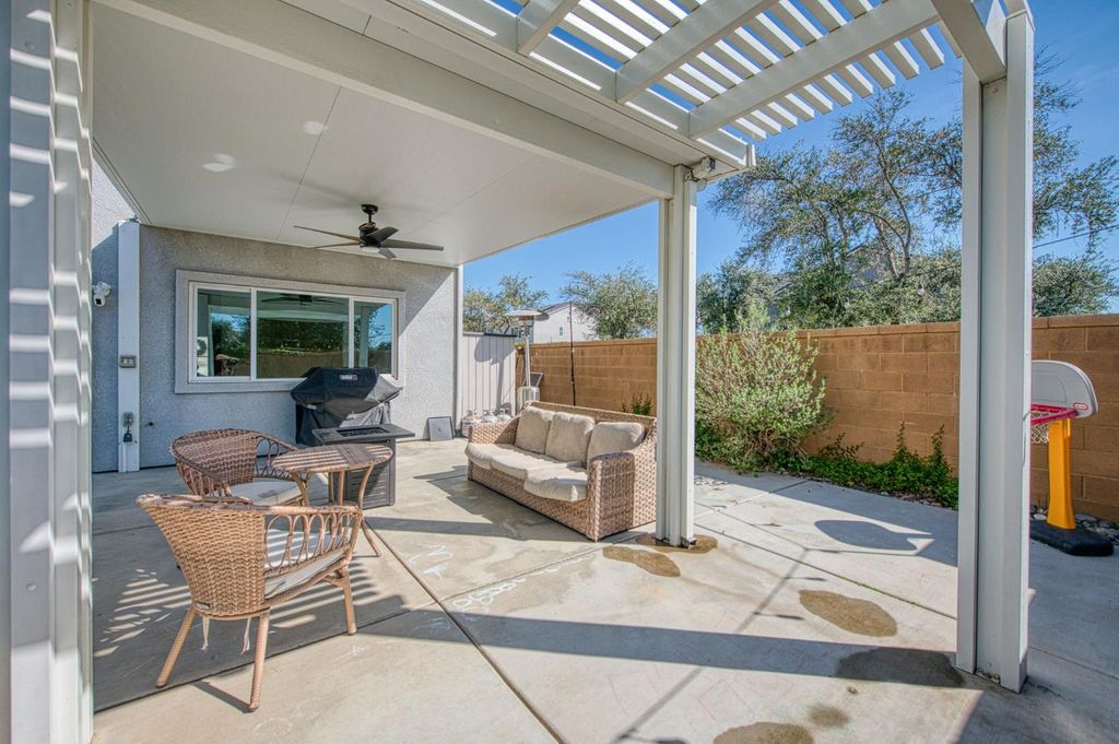 Image 37 of property listing at 920 Ponderosa Way W, Madera, CA 93636