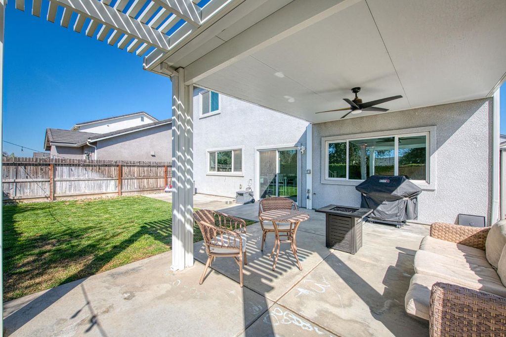 Image 38 of property listing at 920 Ponderosa Way W, Madera, CA 93636