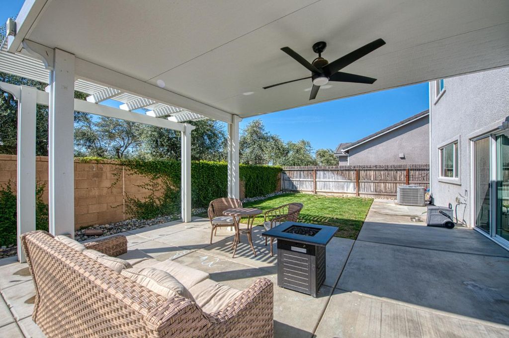 Image 39 of property listing at 920 Ponderosa Way W, Madera, CA 93636