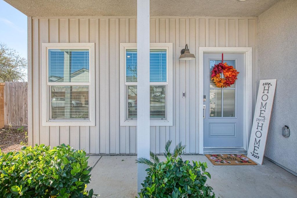 Image 4 of property listing at 920 Ponderosa Way W, Madera, CA 93636