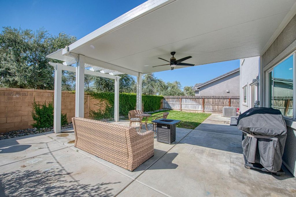 Image 40 of property listing at 920 Ponderosa Way W, Madera, CA 93636