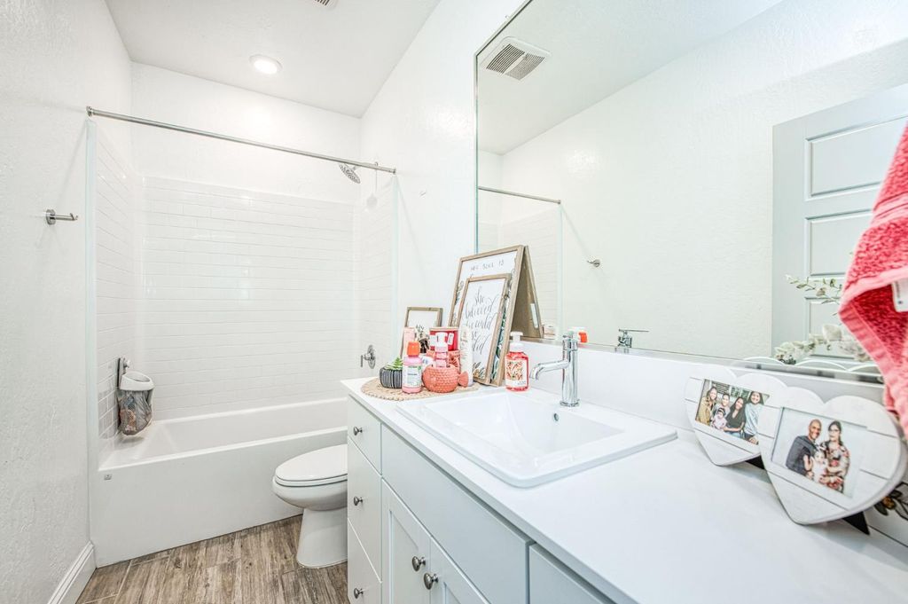 Image 5 of property listing at 920 Ponderosa Way W, Madera, CA 93636