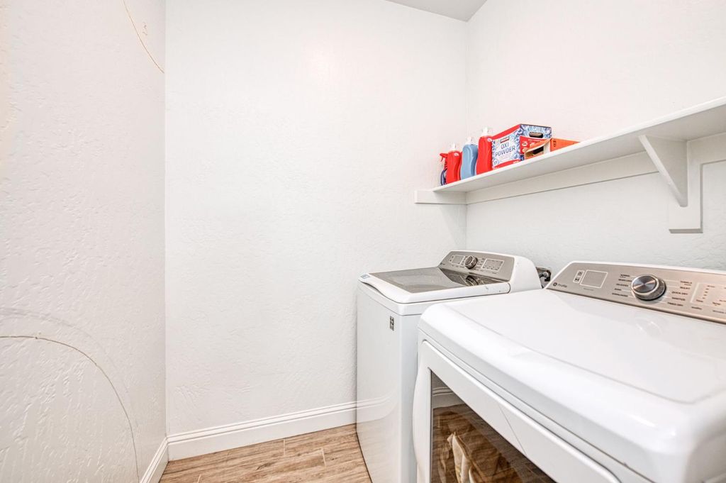 Image 9 of property listing at 920 Ponderosa Way W, Madera, CA 93636