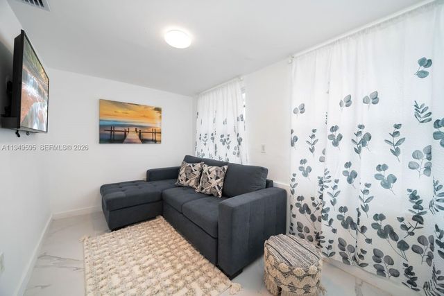 810 NW 21st Ct, Miami, FL 33125