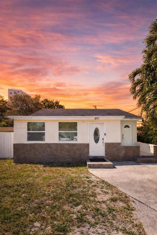 810 NW 21st Ct, Miami, FL 33125