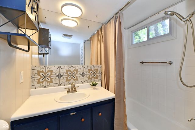909 Independence Drive E, Elwood, IN 46036