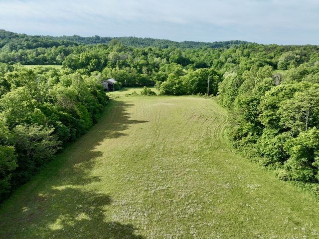 1 Fattybread Branch Rd, Williamsport, TN 38487