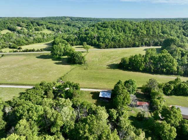 1 Fattybread Branch Rd, Williamsport, TN 38487