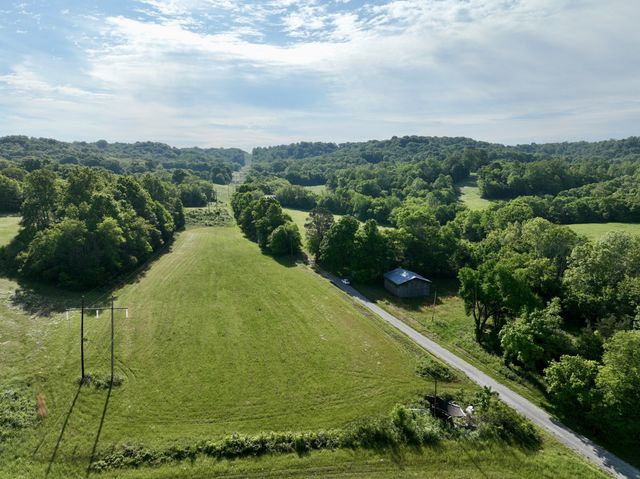 1 Fattybread Branch Rd, Williamsport, TN 38487