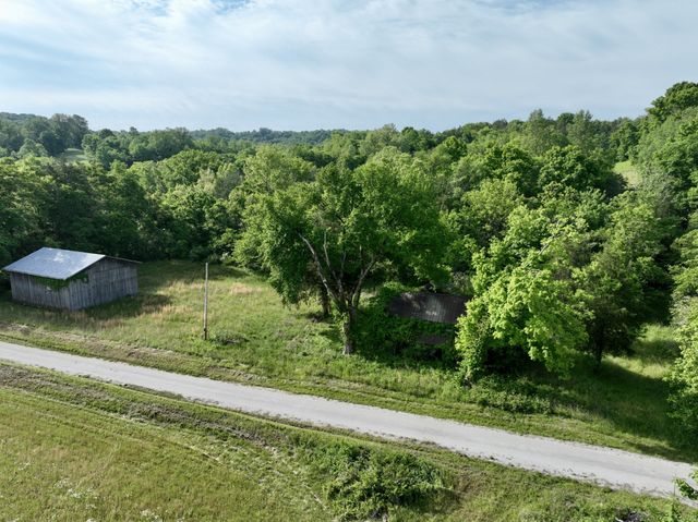 1 Fattybread Branch Rd, Williamsport, TN 38487