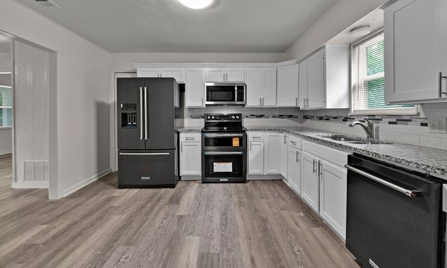509 E Pine Street, West, TX 76691