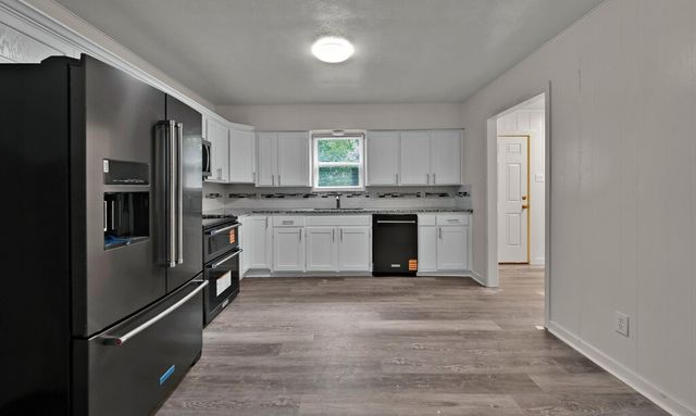 509 E Pine Street, West, TX 76691
