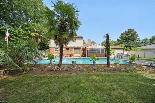 833 Simpkins LN, Virginia Beach, VA 23454