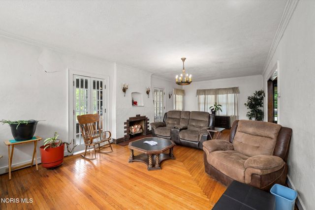 2702 Scottwood Avenue, Toledo, OH 43610