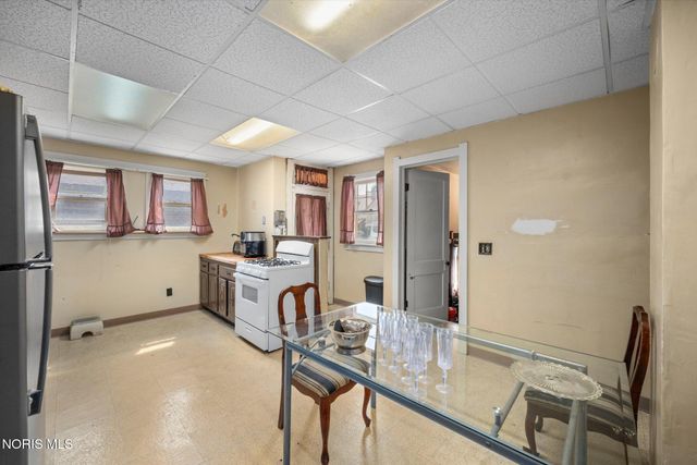 2702 Scottwood Avenue, Toledo, OH 43610