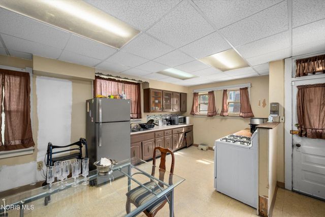 2702 Scottwood Avenue, Toledo, OH 43610