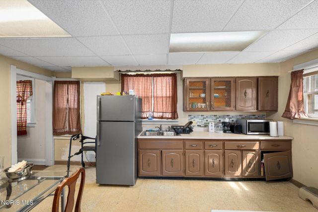 2702 Scottwood Avenue, Toledo, OH 43610