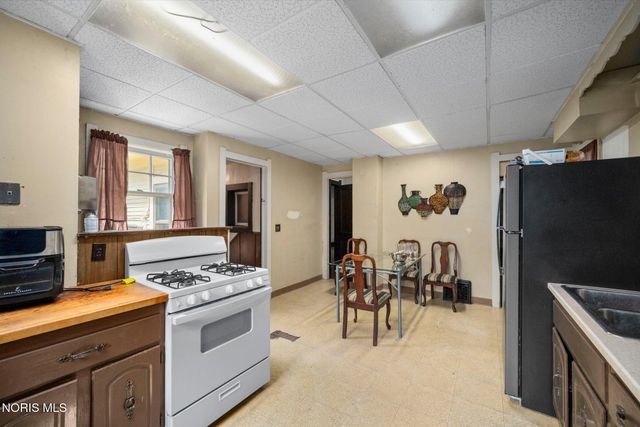 2702 Scottwood Avenue, Toledo, OH 43610