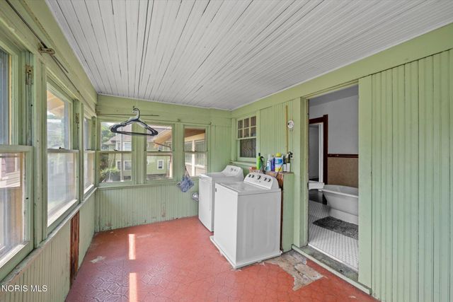 2702 Scottwood Avenue, Toledo, OH 43610