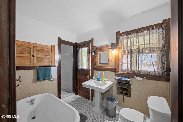 2702 Scottwood Avenue, Toledo, OH 43610