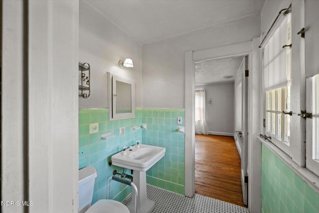 2702 Scottwood Avenue, Toledo, OH 43610