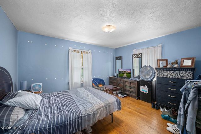 2702 Scottwood Avenue, Toledo, OH 43610