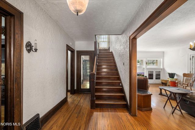 2702 Scottwood Avenue, Toledo, OH 43610