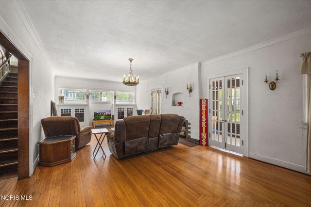 2702 Scottwood Avenue, Toledo, OH 43610