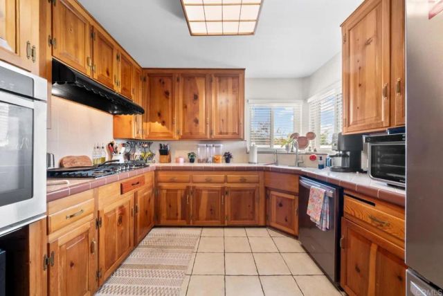 737 Carlow Court, El Cajon, CA 92020