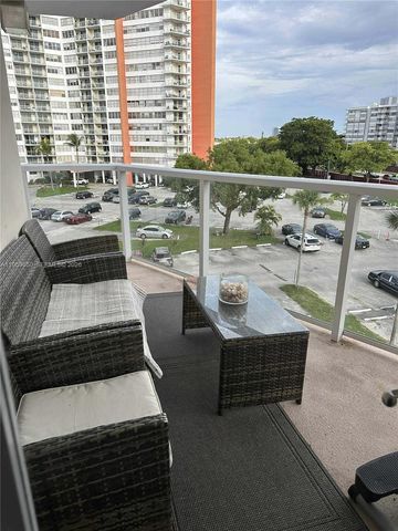 1301 NE Miami Gardens Drive 425W, Miami, FL 33179