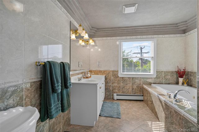696 Hewlett Street, Franklin Square, NY 11010
