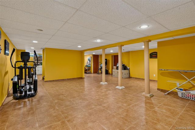 696 Hewlett Street, Franklin Square, NY 11010