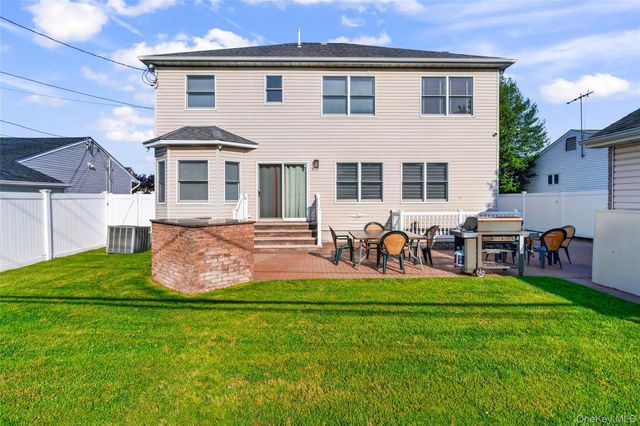 696 Hewlett Street, Franklin Square, NY 11010
