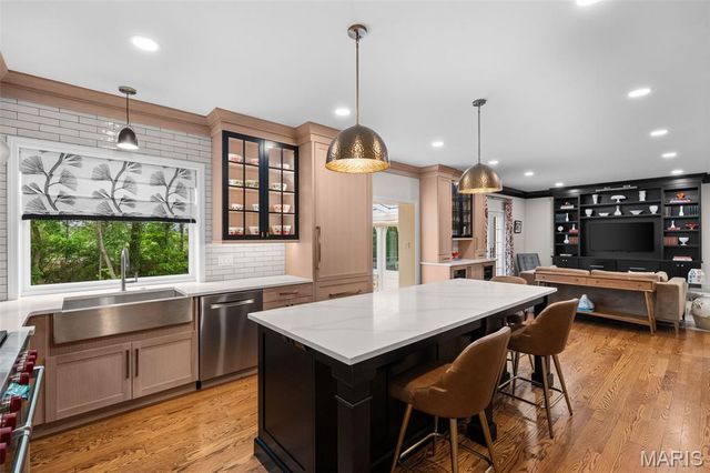 33 Gouvenor Lane, Ladue, MO 63124