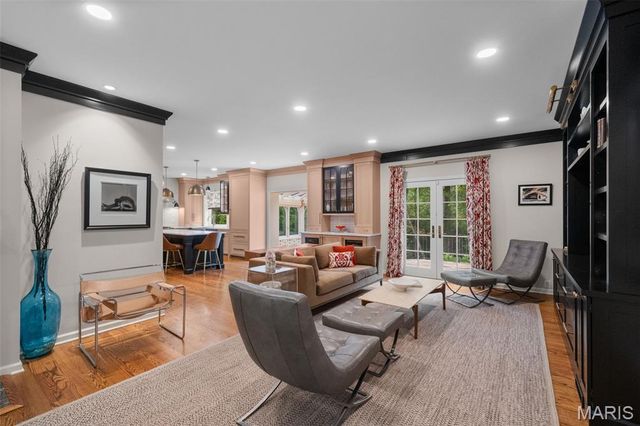 33 Gouvenor Lane, Ladue, MO 63124