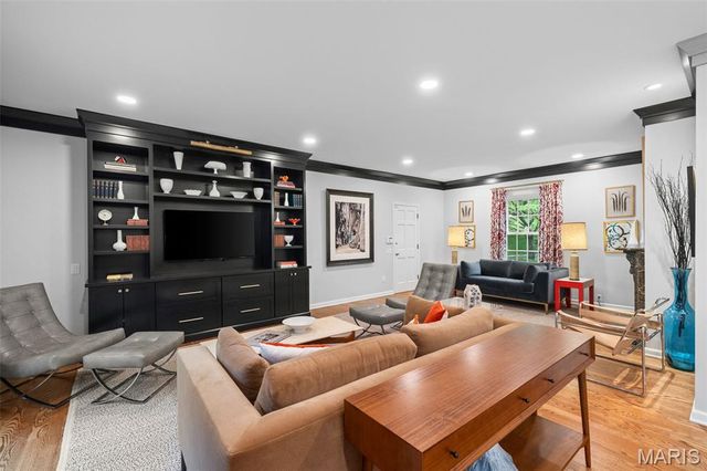 33 Gouvenor Lane, Ladue, MO 63124